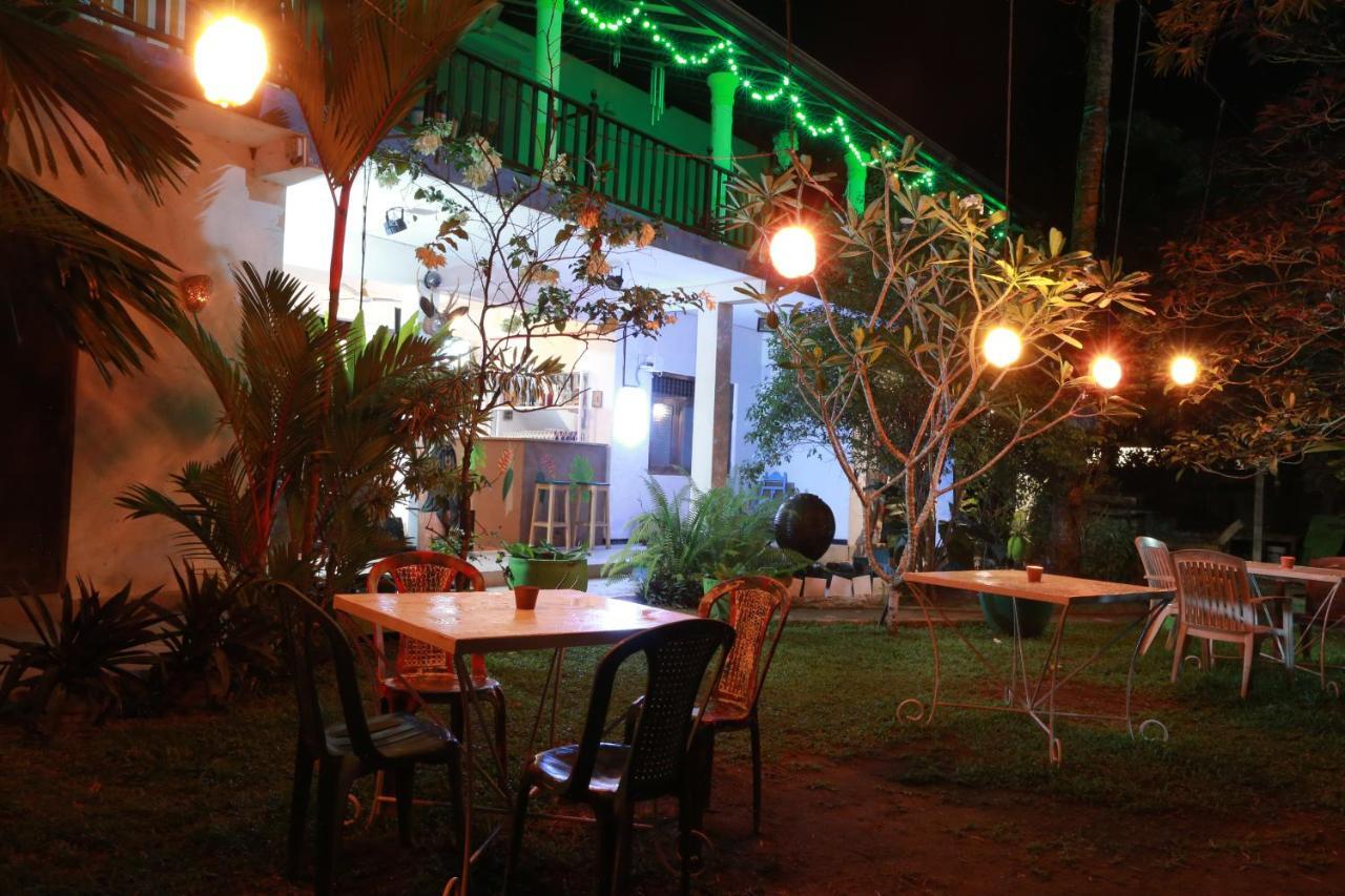 Pearl Villa Rooms And Hostel Unawatuna Buitenkant foto